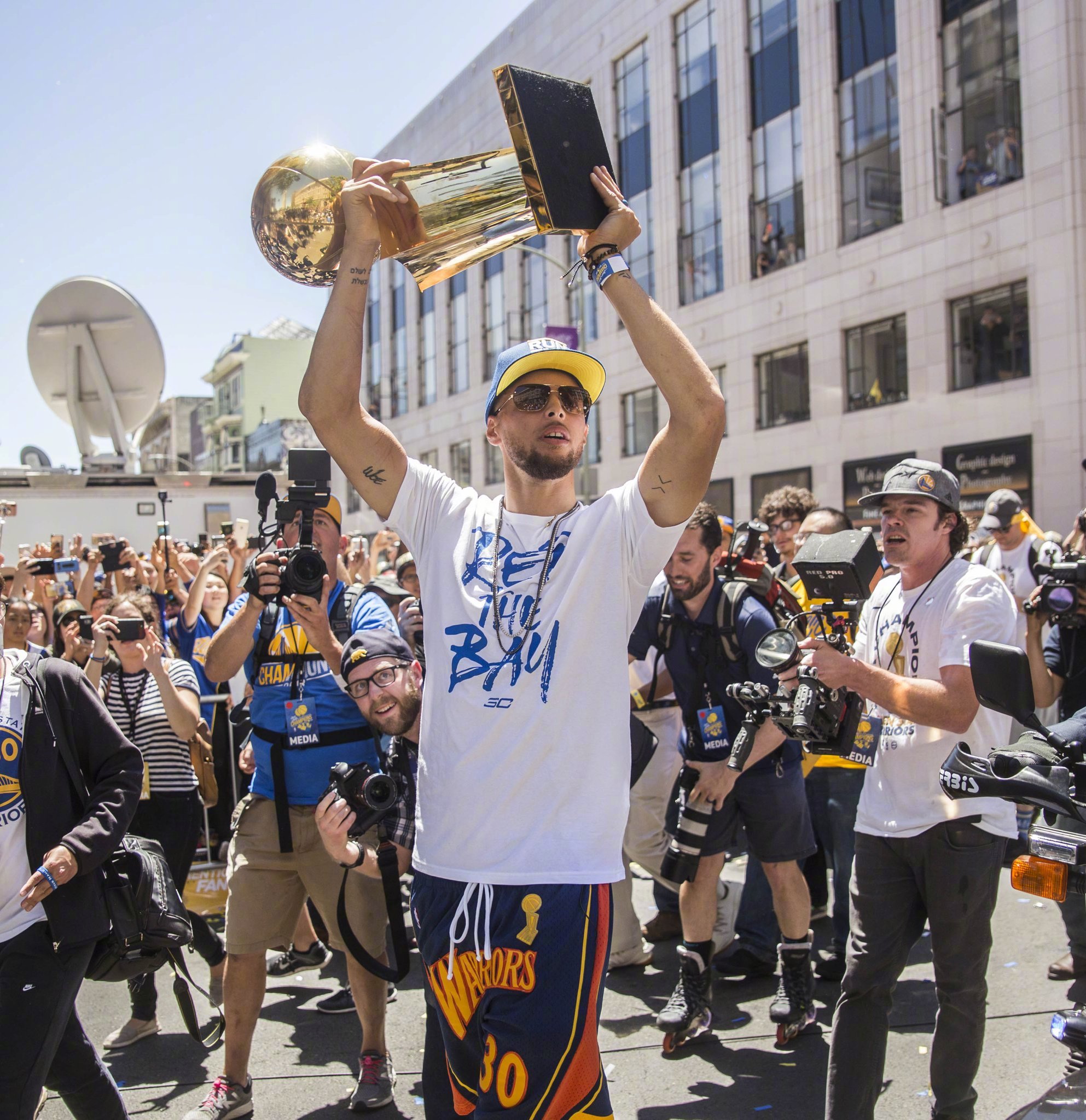 哈特11中8轰21分6板，本赛季首发9场取得8胜1负